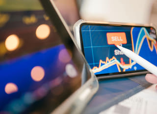 Trader multi-mercado analisando Bitcoin, Ethereum e opções de forex
